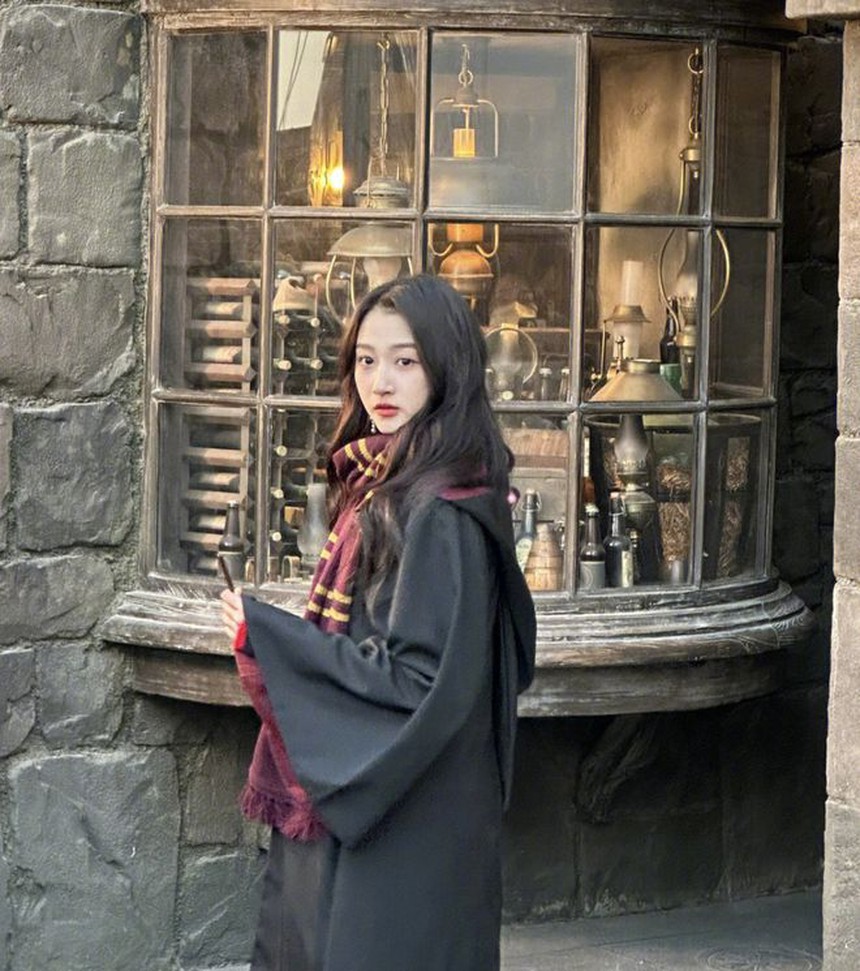 Quan Hiểu Đồng gây xôn xao với khoảnh khắc dưới góc hình của “team qua đường”, nhan sắc có chuẩn “nữ thần” như lời đồn?  - Ảnh 5.