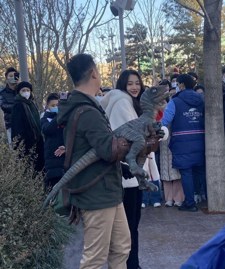 Quan Hiểu Đồng gây xôn xao với khoảnh khắc dưới góc hình của “team qua đường”, nhan sắc có chuẩn “nữ thần” như lời đồn?  - Ảnh 3.