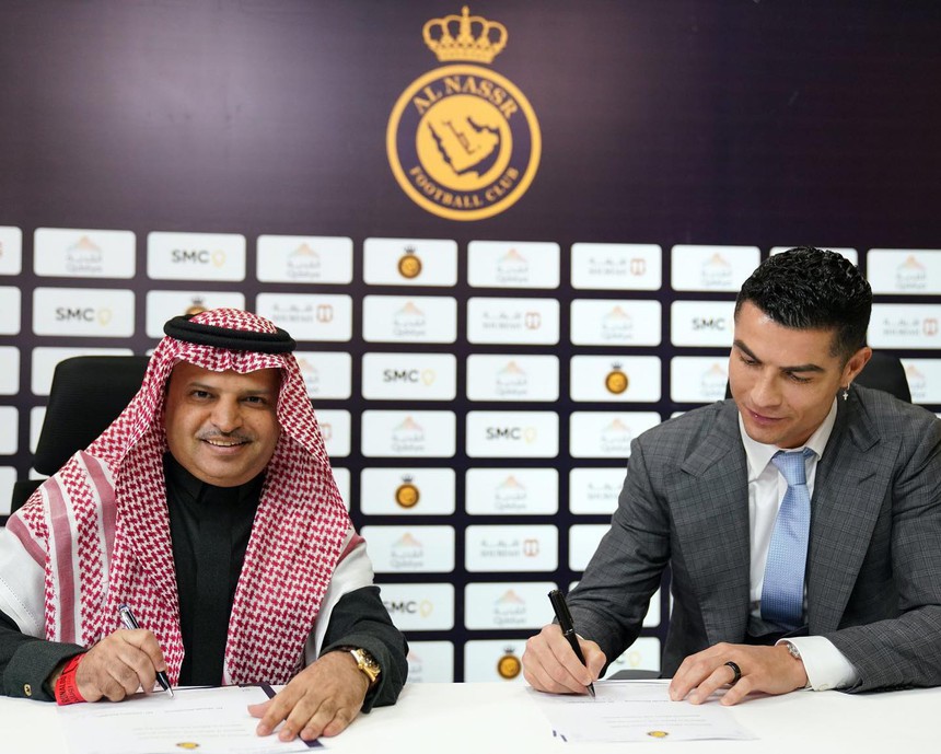 Chùm ảnh Ronaldo chính thức ra mắt Al Nassr hoành tráng  - Ảnh 2.