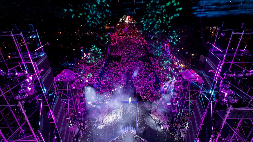 MONO xuất hiện 1 cách bất ngờ ở Lazada Super Show, dàn sao Vpop "khuấy đảo" đêm nhạc đón 2023 - Ảnh 1.