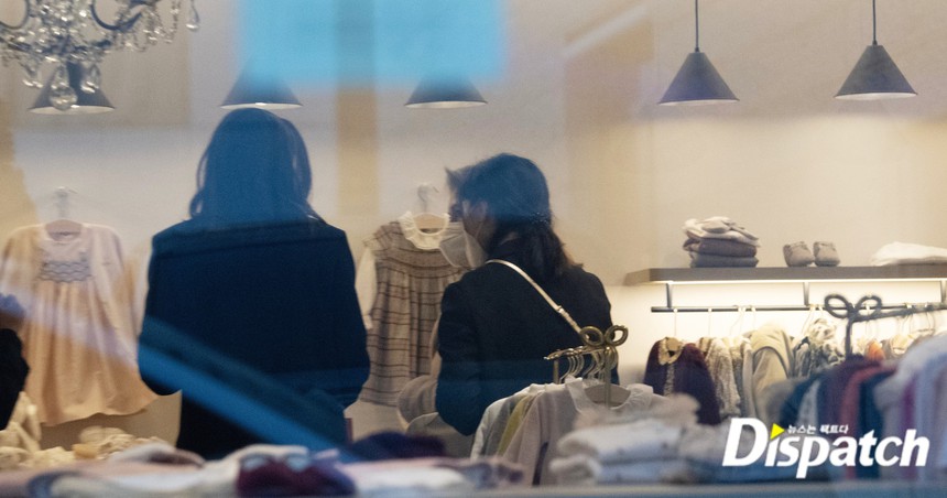 Dispatch tung ảnh độc quyền vợ Song Joong Ki đi mua đồ trẻ em với mẹ ruột, 1 lần kể hết chuyện tình của cặp đôi - Ảnh 4.