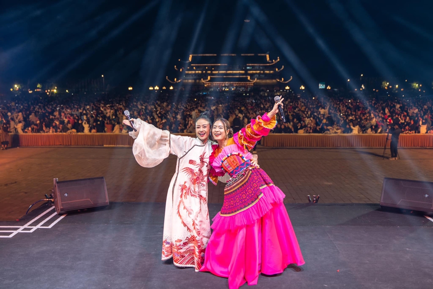 Hoàng Thùy Linh bị "oét" ngay show diễn "mở bát" đầu năm? - Ảnh 3. Hoàng Thùy Linh bị "oét" ngay show diễn "mở bát" đầu năm? - Ảnh 3.