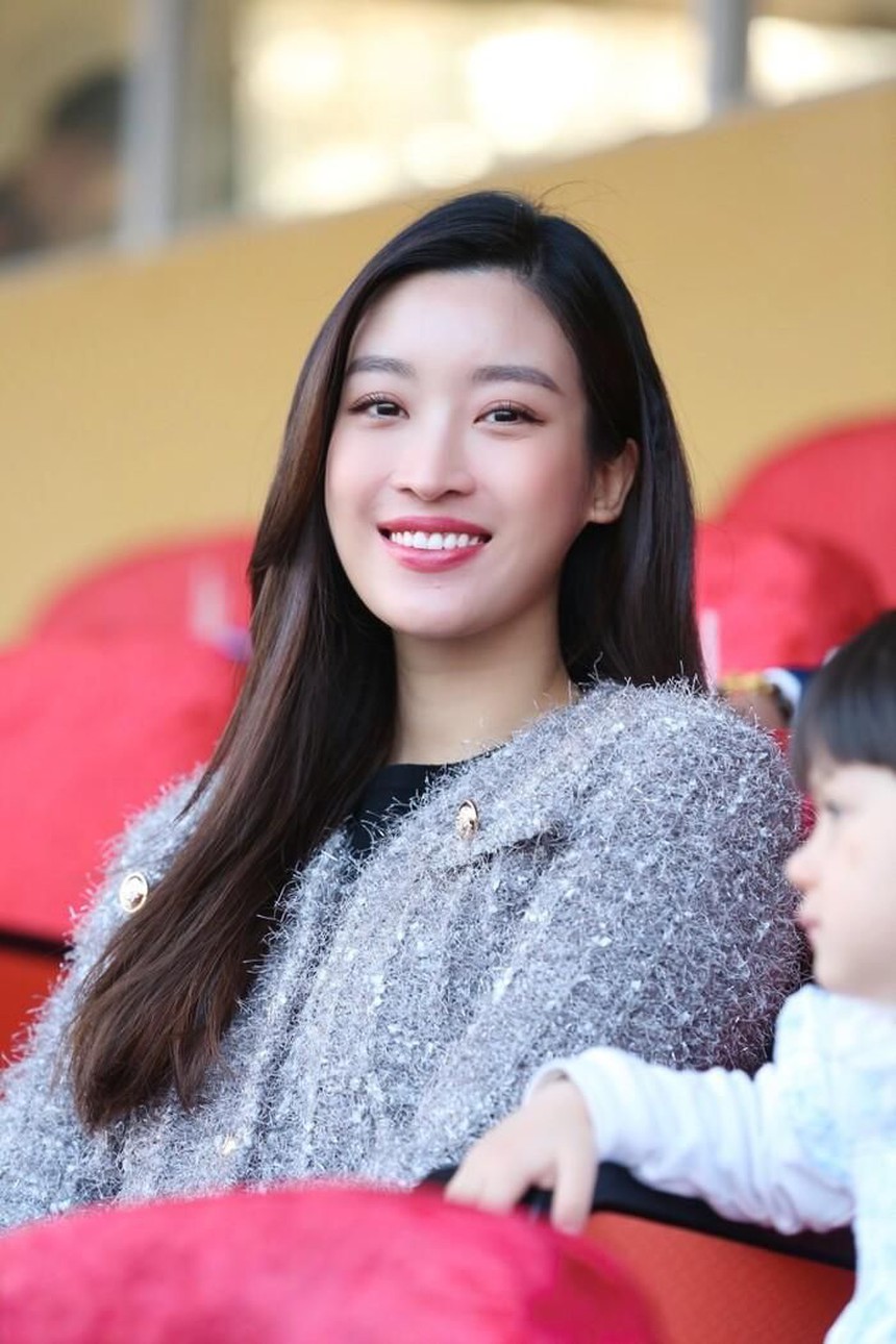 Hoa hậu Đỗ Mỹ Linh xinh đẹp trên khán đài cổ vũ đội bóng của ông xã - Ảnh 1. Hoa hậu Đỗ Mỹ Linh xinh đẹp trên khán đài cổ vũ đội bóng của ông xã - Ảnh 1.