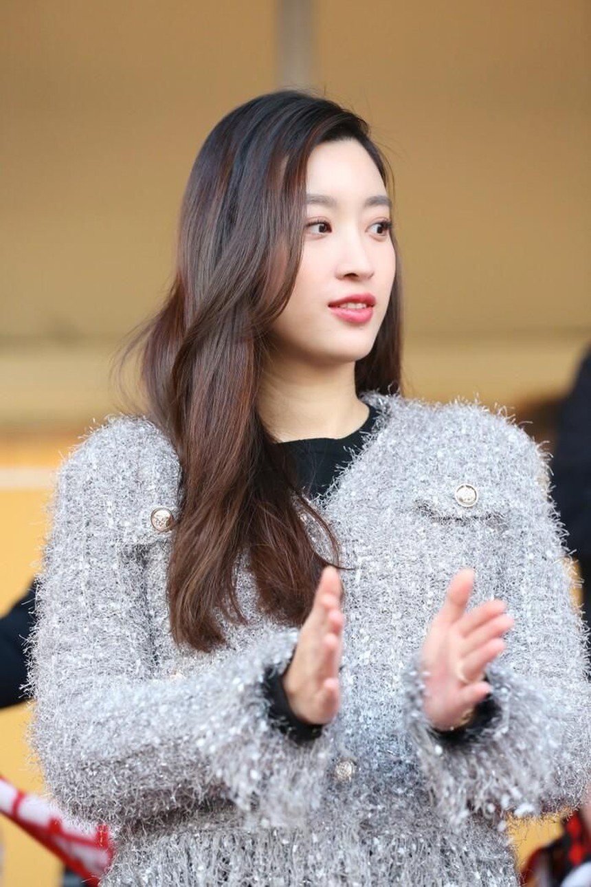 Hoa hậu Đỗ Mỹ Linh xinh đẹp trên khán đài cổ vũ đội bóng của ông xã - Ảnh 2. Hoa hậu Đỗ Mỹ Linh xinh đẹp trên khán đài cổ vũ đội bóng của ông xã - Ảnh 2.