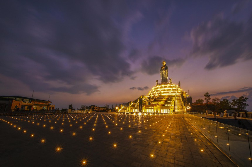 Núi Bà Đen đẹp lung linh khi đêm về - Ảnh 2. Núi Bà Đen đẹp lung linh khi đêm về - Ảnh 2.