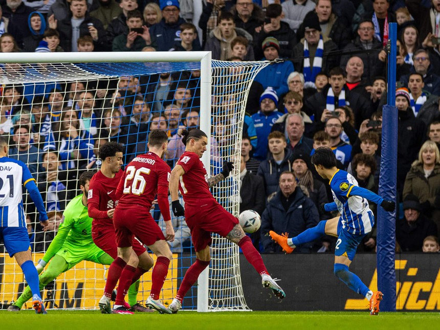 Loại Liverpool khỏi FA Cup, Kaoru Mitoma được "tâng lên mây xanh" - Ảnh 3.