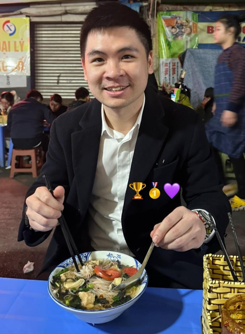 Chủ tịch CLB Hà Nội ăn mừng chức vô địch nhưng vẫn “giữ” vợ Hoa hậu khư khư: “Phải cẩn thận, giờ đất chật người đông lắm” - Ảnh 3.