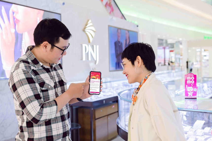 MoMo Lắc Xì 2023 và PNJ tung 200 miếng vàng vào ngày Vía Thần Tài - Ảnh 1.