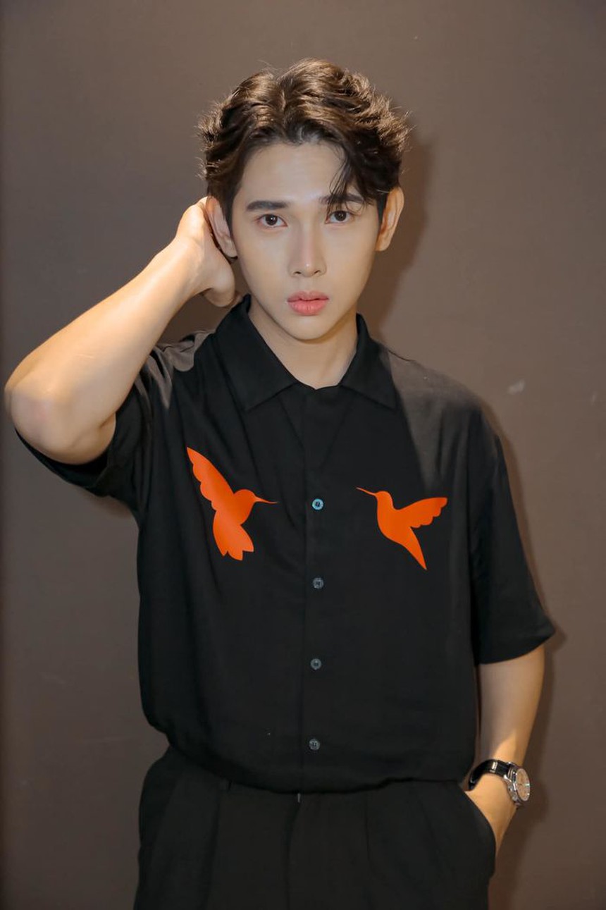 'Bạn trai tin đồn' em gái Trấn Thành: Thành viên nhóm Quán quân Cười xuyên Việt, 'lột xác' nhờ thẩm mỹ - Ảnh 7.