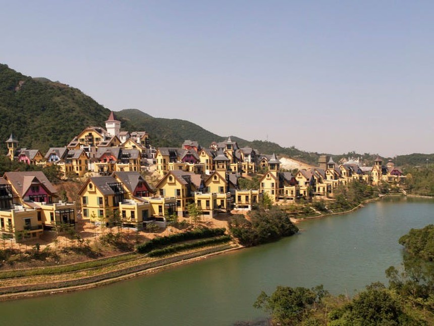 10 phiên bản “nhái” các thành phố nổi tiếng thế giới của Trung Quốc: Từ Paris hoa lệ đến Venice mộng mơ đều được xây kỳ công với tỉ lệ 1:1 - Ảnh 11. 10 phiên bản “nhái” các thành phố nổi tiếng thế giới của Trung Quốc: Từ Paris hoa lệ đến Venice mộng mơ đều được xây kỳ công với tỉ lệ 1:1 - Ảnh 11.