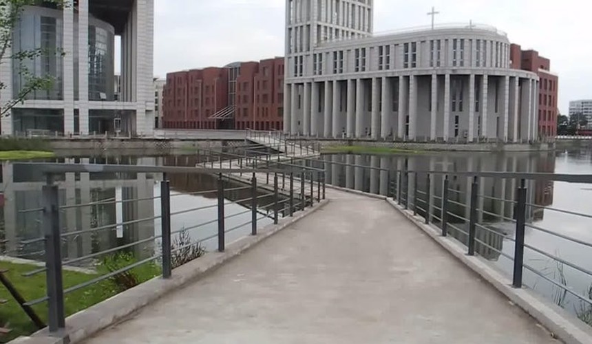 10 phiên bản “nhái” các thành phố nổi tiếng thế giới của Trung Quốc: Từ Paris hoa lệ đến Venice mộng mơ đều được xây kỳ công với tỉ lệ 1:1 - Ảnh 17. 10 phiên bản “nhái” các thành phố nổi tiếng thế giới của Trung Quốc: Từ Paris hoa lệ đến Venice mộng mơ đều được xây kỳ công với tỉ lệ 1:1 - Ảnh 17.