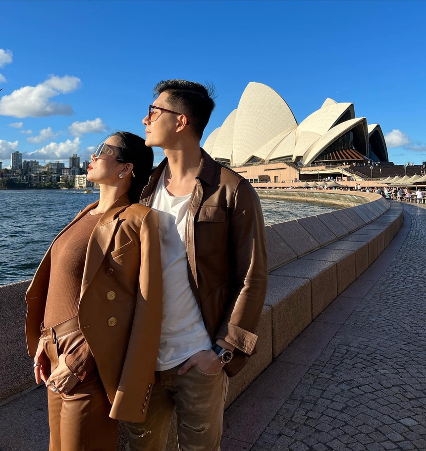 Lệ Quyên hiện tại: Du lịch sang chảnh cùng tình trẻ, biết giá trị biệt thự dát vàng đang ở mới choáng - Ảnh 1. Lệ Quyên hiện tại: Du lịch sang chảnh cùng tình trẻ, biết giá trị biệt thự dát vàng đang ở mới choáng - Ảnh 1.