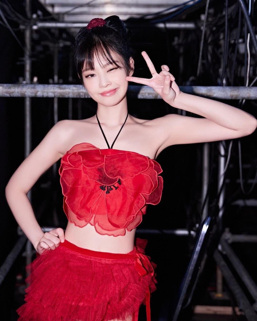 Jennie (BLACKPINK) đã hết sợ pháo, hoá “ảo thuật gia” biến sân khấu cực nghệ! - Ảnh 6. Jennie (BLACKPINK) đã hết sợ pháo, hoá “ảo thuật gia” biến sân khấu cực nghệ! - Ảnh 6.