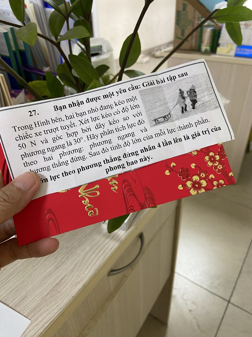 Nhận được lì xì từ giáo viên, học sinh tá hóa khi phát hiện bên trong không phải là tiền mà toàn là câu hỏi kiến thức: "Cũng là lì xì nhưng mà lạ lắm!" - Ảnh 1.