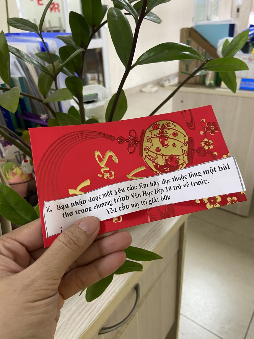 Nhận được lì xì từ giáo viên, học sinh tá hóa khi phát hiện bên trong không phải là tiền mà toàn là câu hỏi kiến thức: "Cũng là lì xì nhưng mà lạ lắm!" - Ảnh 2.