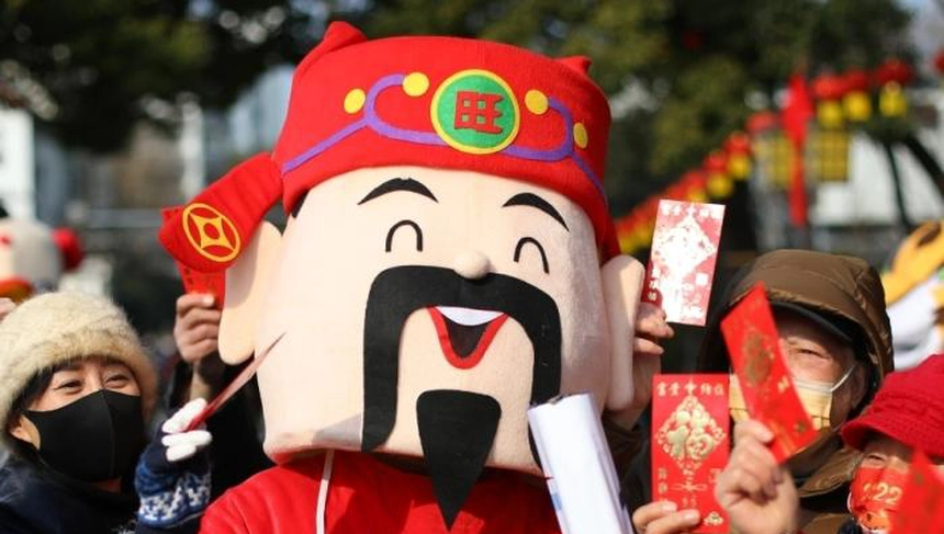 Trong ngày vía Thần Tài, người Trung Quốc không đi mua vàng, mà đổ ra đường nhận lì xì và làm những điều này - Ảnh 4. Trong ngày vía Thần Tài, người Trung Quốc không đi mua vàng, mà đổ ra đường nhận lì xì và làm những điều này - Ảnh 4.