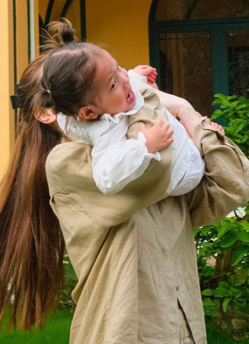 Không phải Leon, đây mới là 'thế lực nhí' khiến Hà Hồ 'bất lực' - Ảnh 2.