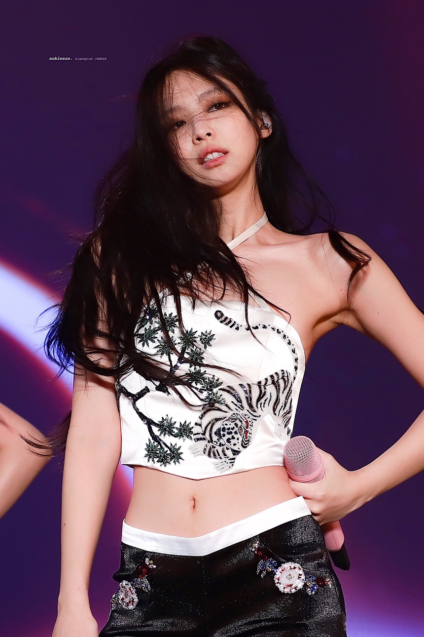 Jennie (BLACKPINK) đã hết sợ pháo, hoá “ảo thuật gia” biến sân khấu cực nghệ! - Ảnh 7. Jennie (BLACKPINK) đã hết sợ pháo, hoá “ảo thuật gia” biến sân khấu cực nghệ! - Ảnh 7.