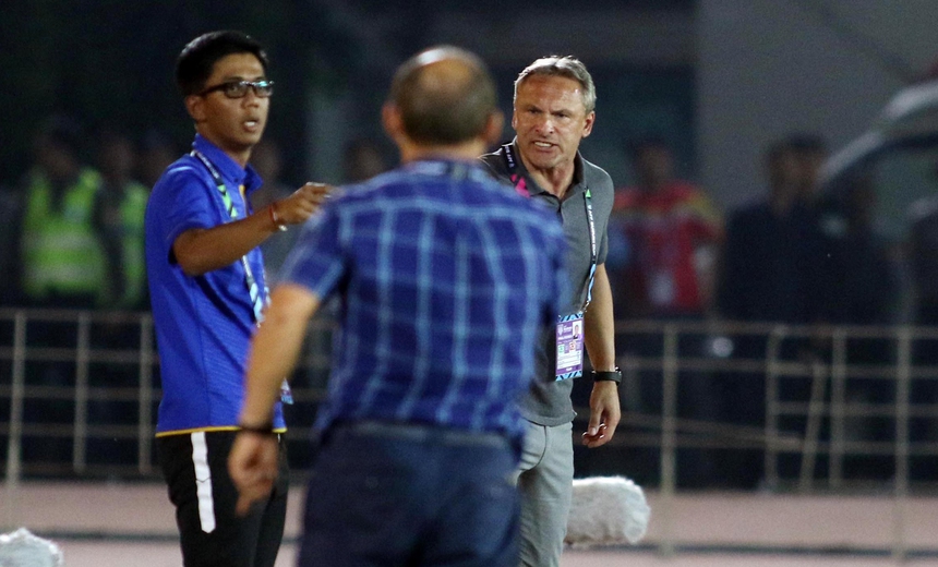 Ông Antoine Hey "khẩu chiến" với HLV Park Hang-seo tại AFF Cup 2022 Ông Antoine Hey "khẩu chiến" với HLV Park Hang-seo tại AFF Cup 2022
