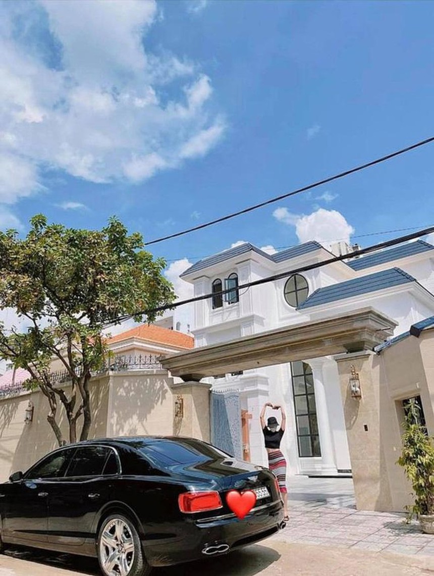 Lệ Quyên hiện tại: Du lịch sang chảnh cùng tình trẻ, biết giá trị biệt thự dát vàng đang ở mới choáng - Ảnh 6. Lệ Quyên hiện tại: Du lịch sang chảnh cùng tình trẻ, biết giá trị biệt thự dát vàng đang ở mới choáng - Ảnh 6.