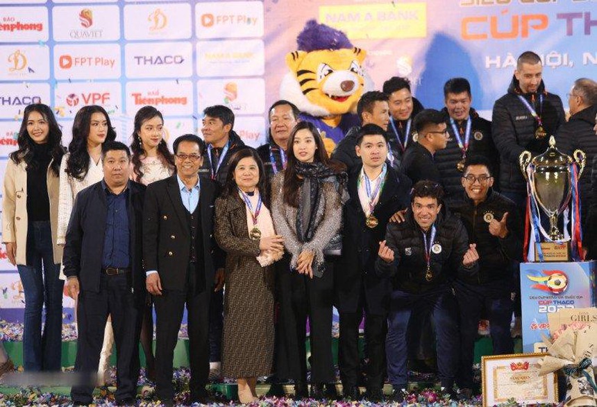 Đứng cạnh con dâu Hoa hậu, nhan sắc mẹ chồng Đỗ Mỹ Linh gây chú ý - Ảnh 1.