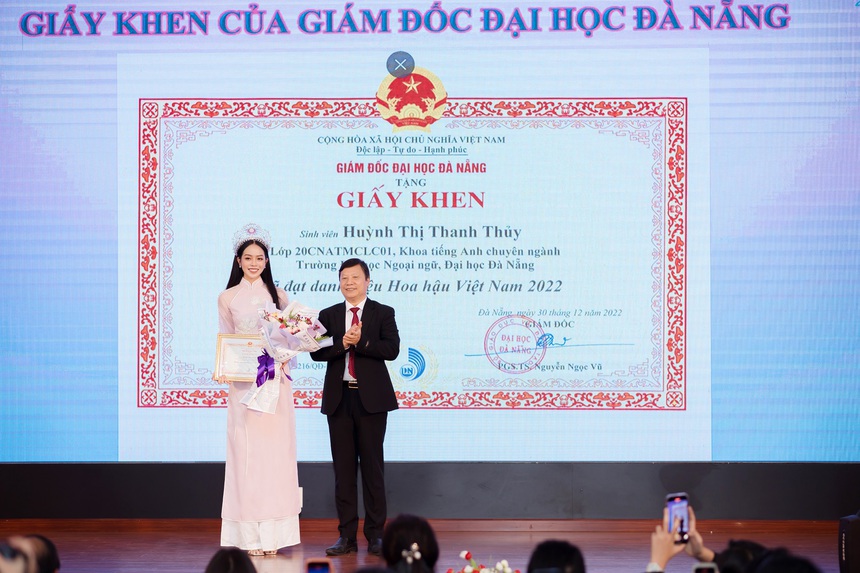 Hoa hậu Thanh Thủy diện áo dài, rạng rỡ về trường nhận bằng khen và học bổng - Ảnh 2.
