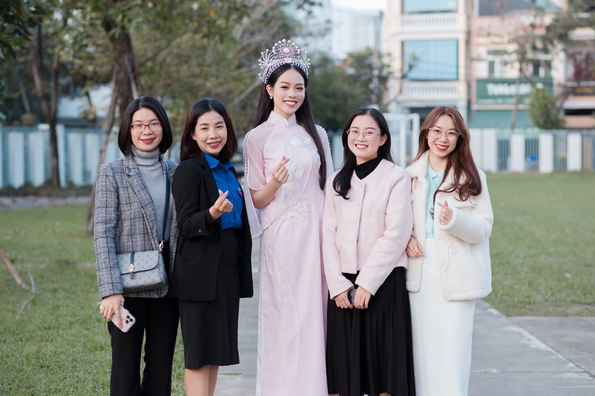 Hoa hậu Thanh Thủy diện áo dài, rạng rỡ về trường nhận bằng khen và học bổng - Ảnh 7.