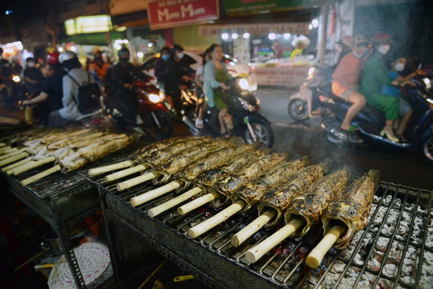 Thị trường vàng Tp. Hồ Chí Minh nhộn nhịp ngày Vía Thần tài - Ảnh 2.