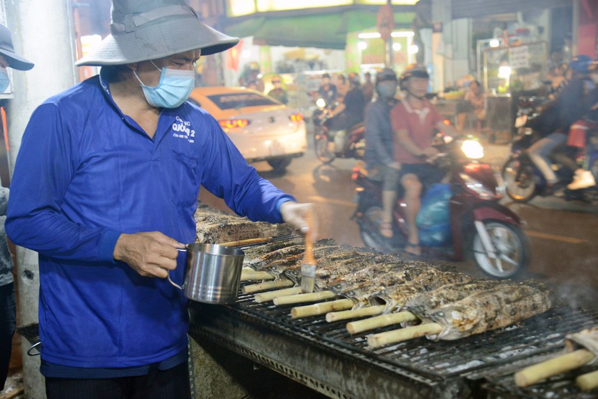 Thị trường vàng Tp. Hồ Chí Minh nhộn nhịp ngày Vía Thần tài - Ảnh 1.