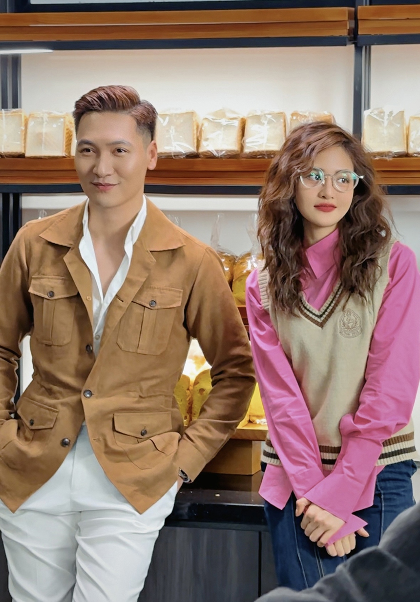 Thùy Anh 'dở khóc dở cười' khi đóng cảnh hôn 'ông bố 3 con' Mạnh Trường - Ảnh 1.