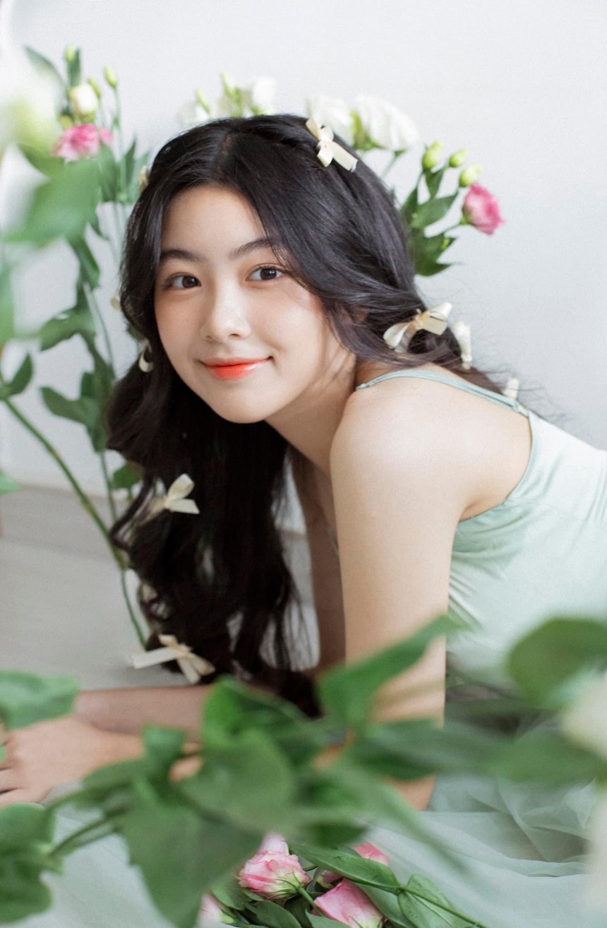 Nhìn lại một năm hoạt động mạng xã hội chăm chỉ của con gái MC Quyền Linh: Thì ra, mùa xuân, hoa nở là vì... Lọ Lem - Ảnh 3.