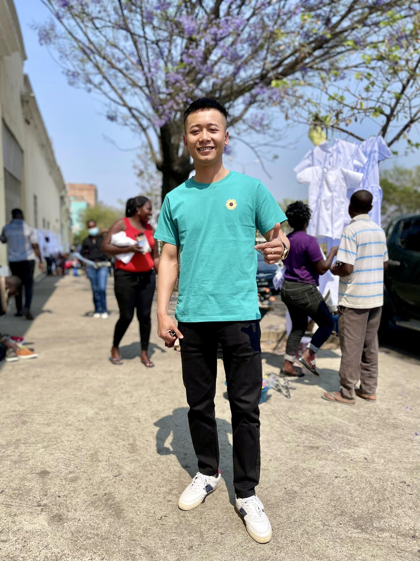 Quang Linh Vlogs lại bị trộm vật liệu, lần này là ở trường học miễn phí cho trẻ em - Ảnh 1.