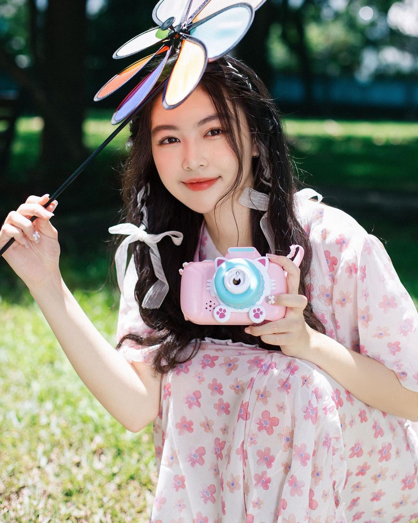 Nhìn lại một năm hoạt động mạng xã hội chăm chỉ của con gái MC Quyền Linh: Thì ra, mùa xuân, hoa nở là vì... Lọ Lem - Ảnh 11.