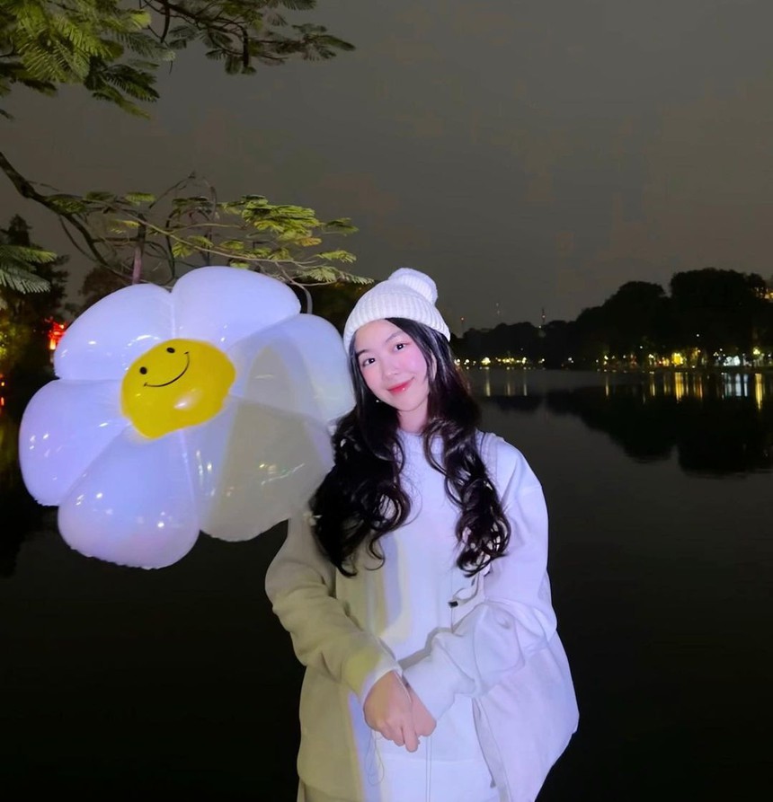 Nhìn lại một năm hoạt động mạng xã hội chăm chỉ của con gái MC Quyền Linh: Thì ra, mùa xuân, hoa nở là vì... Lọ Lem - Ảnh 16.