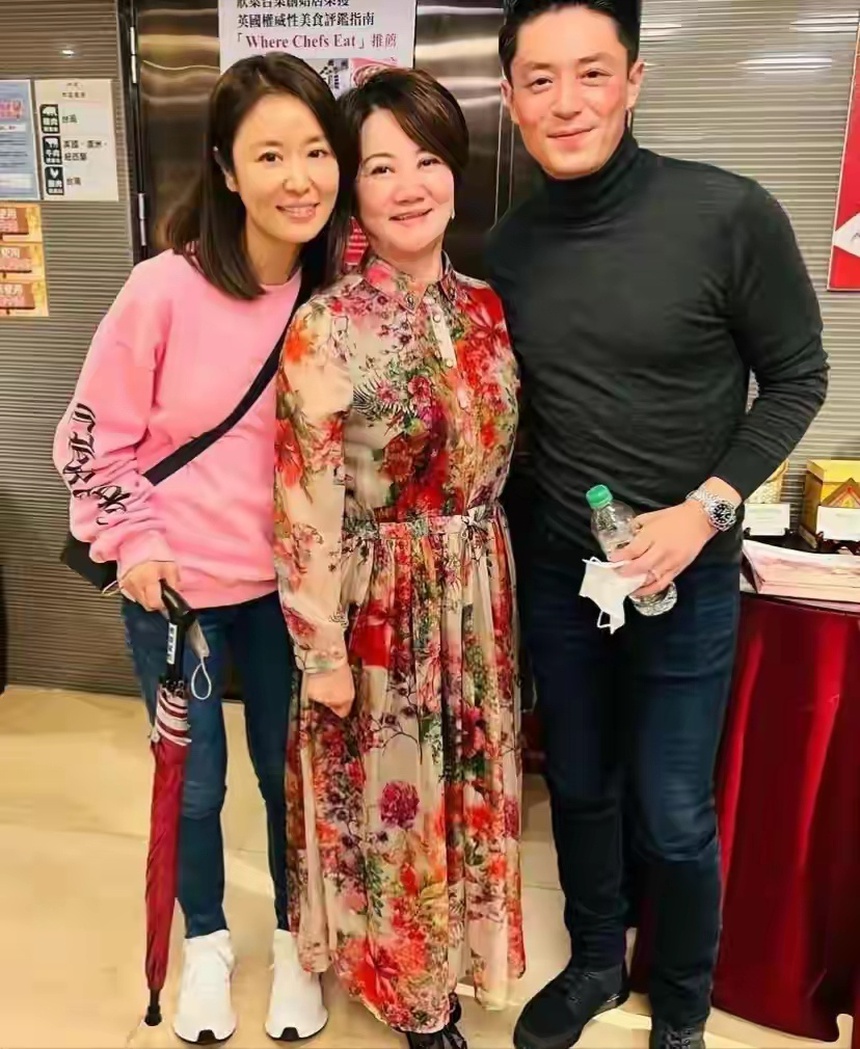 Vợ chồng Lâm Tâm Như "trốn con" hẹn hò ngày đầu năm, nhưng ngoại hình phát tướng của Hoắc Kiến Hoa mới gây chú ý - Ảnh 2.