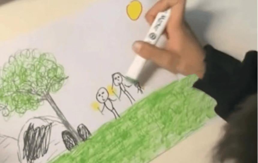 Cậu nhóc đem tranh được cô giáo khen về nhà, ông bố "soi" kỹ bỗng nổi cơn tức giận, lôi ngay con ra đánh - Ảnh 1. Cậu nhóc đem tranh được cô giáo khen về nhà, ông bố "soi" kỹ bỗng nổi cơn tức giận, lôi ngay con ra đánh - Ảnh 1.