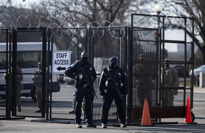 Cảnh sát Mỹ tăng cường lực lượng bảo vệ Tòa nhà Quốc hội - Ảnh 1. Cảnh sát Mỹ tăng cường lực lượng bảo vệ Tòa nhà Quốc hội - Ảnh 1.