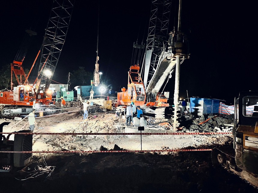 Lãnh đạo tỉnh Đồng Tháp: Vẫn chưa xác định được thời gian đưa bé trai 10 tuổi lên trên mặt đất - Ảnh 3. Lãnh đạo tỉnh Đồng Tháp: Vẫn chưa xác định được thời gian đưa bé trai 10 tuổi lên trên mặt đất - Ảnh 3.