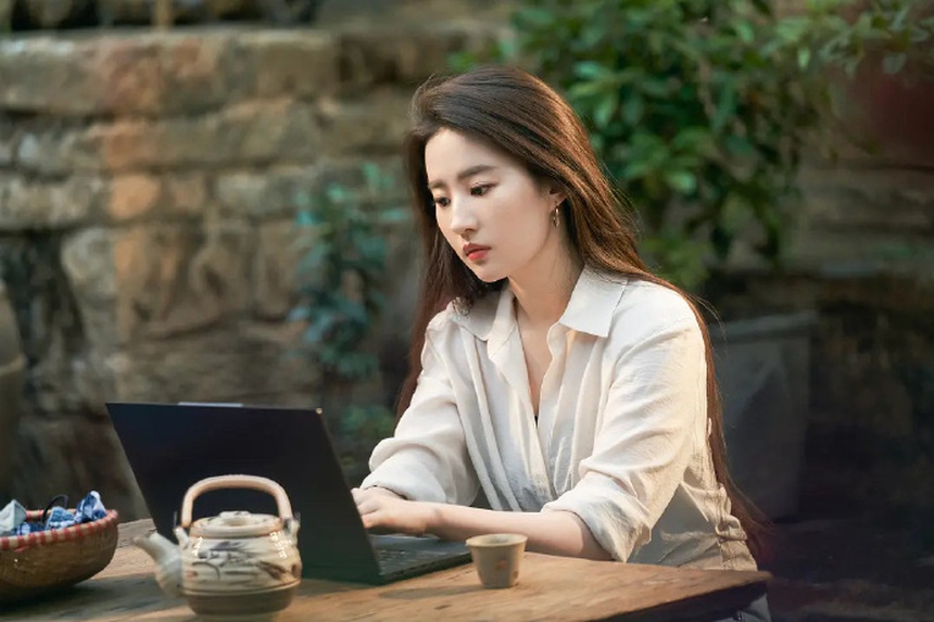 Lưu Diệc Phi ở phim mới đẹp đấy nhưng vẫn bị đàn em 9X này 'chặt đẹp': 10 năm rồi mà không già đi tí nào! - Ảnh 1. Lưu Diệc Phi ở phim mới đẹp đấy nhưng vẫn bị đàn em 9X này 'chặt đẹp': 10 năm rồi mà không già đi tí nào! - Ảnh 1.