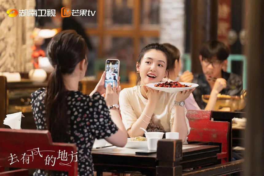 Lưu Diệc Phi ở phim mới đẹp đấy nhưng vẫn bị đàn em 9X này 'chặt đẹp': 10 năm rồi mà không già đi tí nào! - Ảnh 2. Lưu Diệc Phi ở phim mới đẹp đấy nhưng vẫn bị đàn em 9X này 'chặt đẹp': 10 năm rồi mà không già đi tí nào! - Ảnh 2.