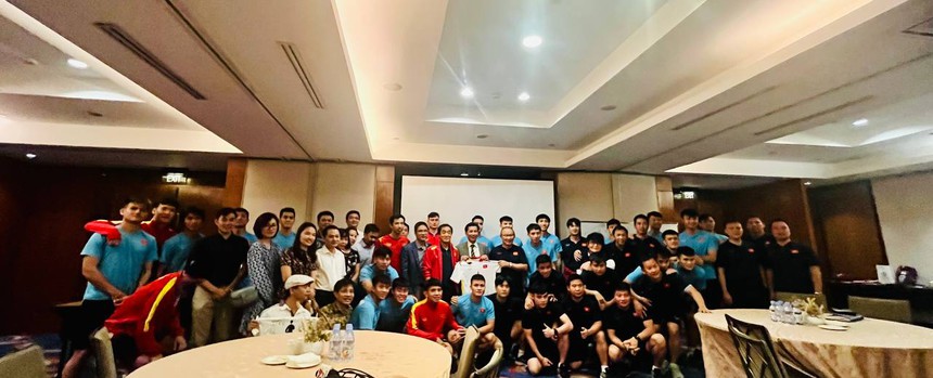 Duy Mạnh, Văn Thanh nhí nhảnh trước giờ ăn tối ở Indonesia - Ảnh 1.