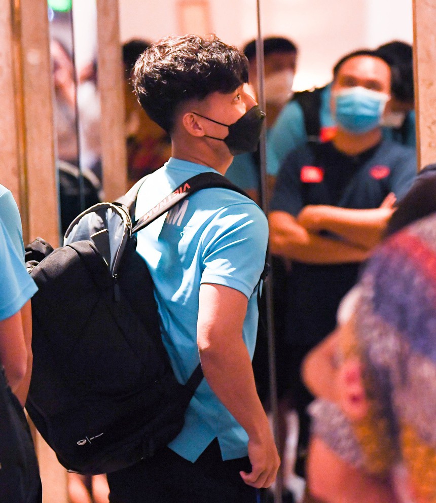 ĐT Việt Nam vui vẻ trở về khách sạn, sẵn sàng đấu Indonesia - Ảnh 7. ĐT Việt Nam vui vẻ trở về khách sạn, sẵn sàng đấu Indonesia - Ảnh 7.