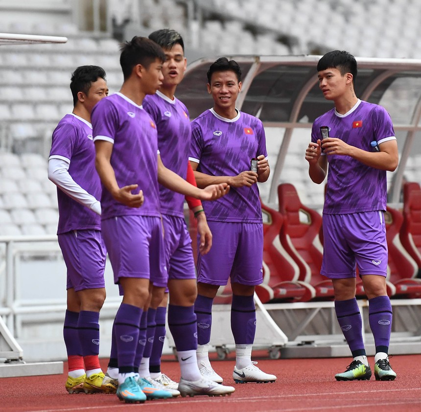 Tiến Linh làm động tác khiêu vũ cùng trợ lý Lee Young-jin - Ảnh 4.