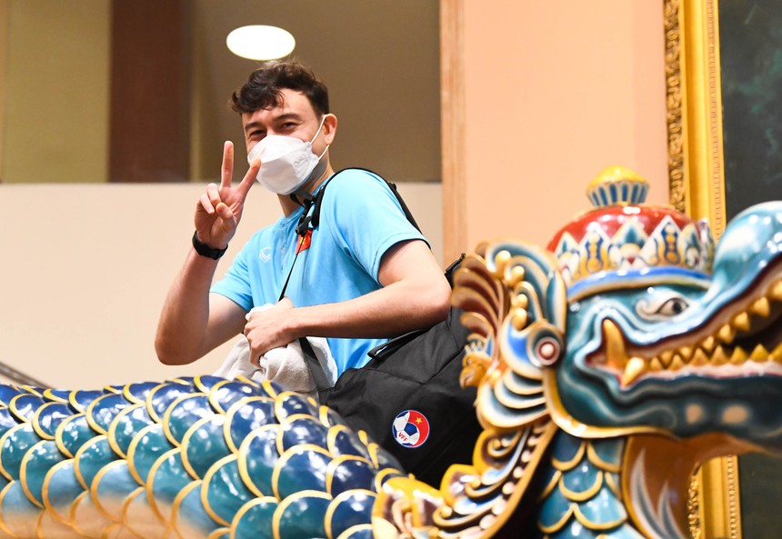 ĐT Việt Nam vui vẻ trở về khách sạn, sẵn sàng đấu Indonesia - Ảnh 1. ĐT Việt Nam vui vẻ trở về khách sạn, sẵn sàng đấu Indonesia - Ảnh 1.