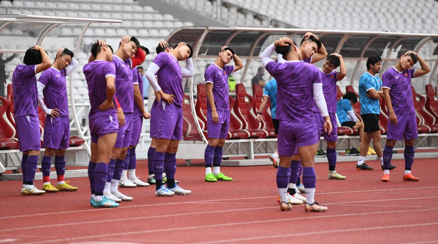 Tiến Linh làm động tác khiêu vũ cùng trợ lý Lee Young-jin - Ảnh 7.