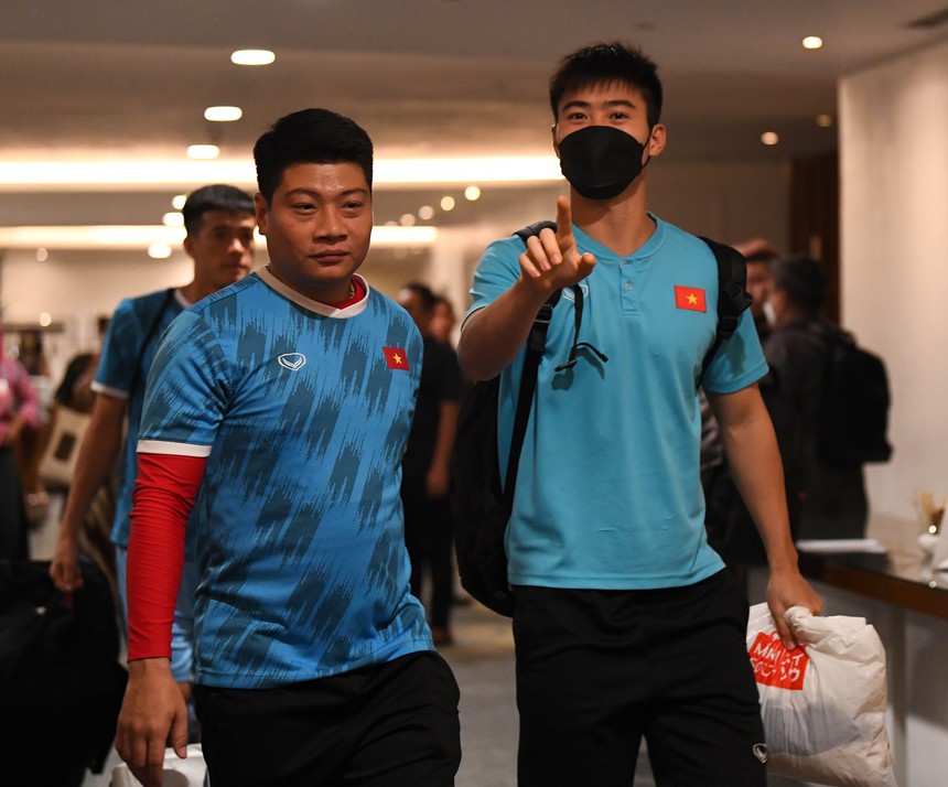 ĐT Việt Nam vui vẻ trở về khách sạn, sẵn sàng đấu Indonesia - Ảnh 4. ĐT Việt Nam vui vẻ trở về khách sạn, sẵn sàng đấu Indonesia - Ảnh 4.