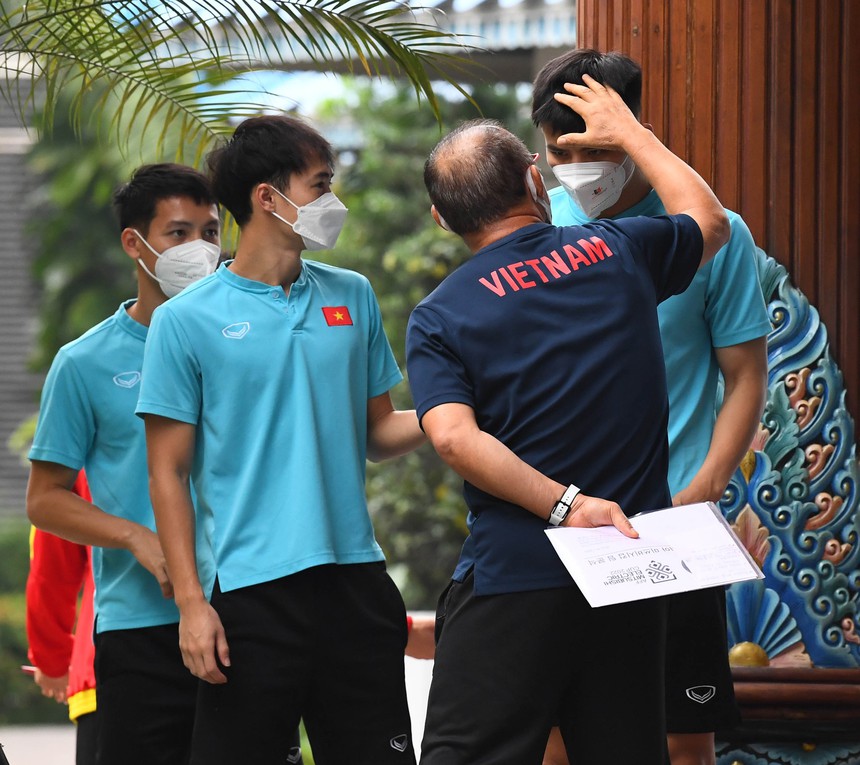 HLV Park Hang-seo hỏi thăm giấc ngủ của cầu thủ ở Indonesia - Ảnh 2. HLV Park Hang-seo hỏi thăm giấc ngủ của cầu thủ ở Indonesia - Ảnh 2.