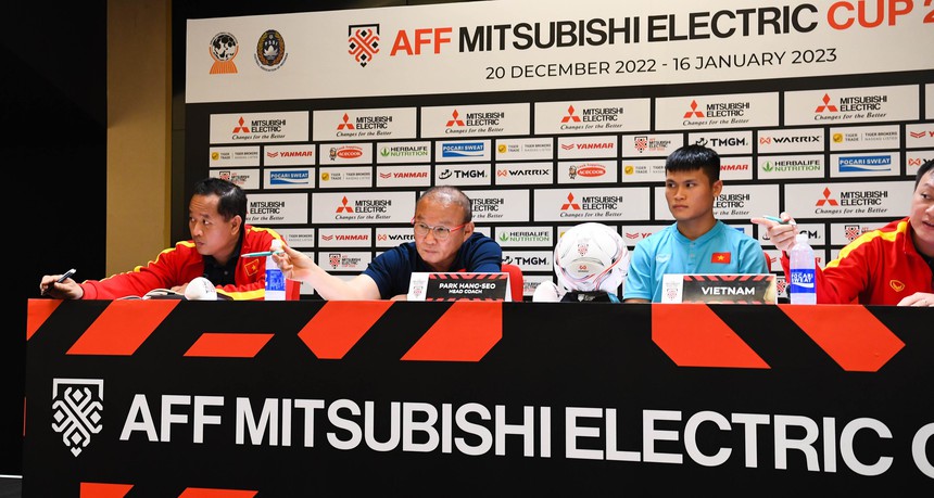 HLV Park Hang-seo dừng họp báo do có người lạ xuất hiện - Ảnh 1.