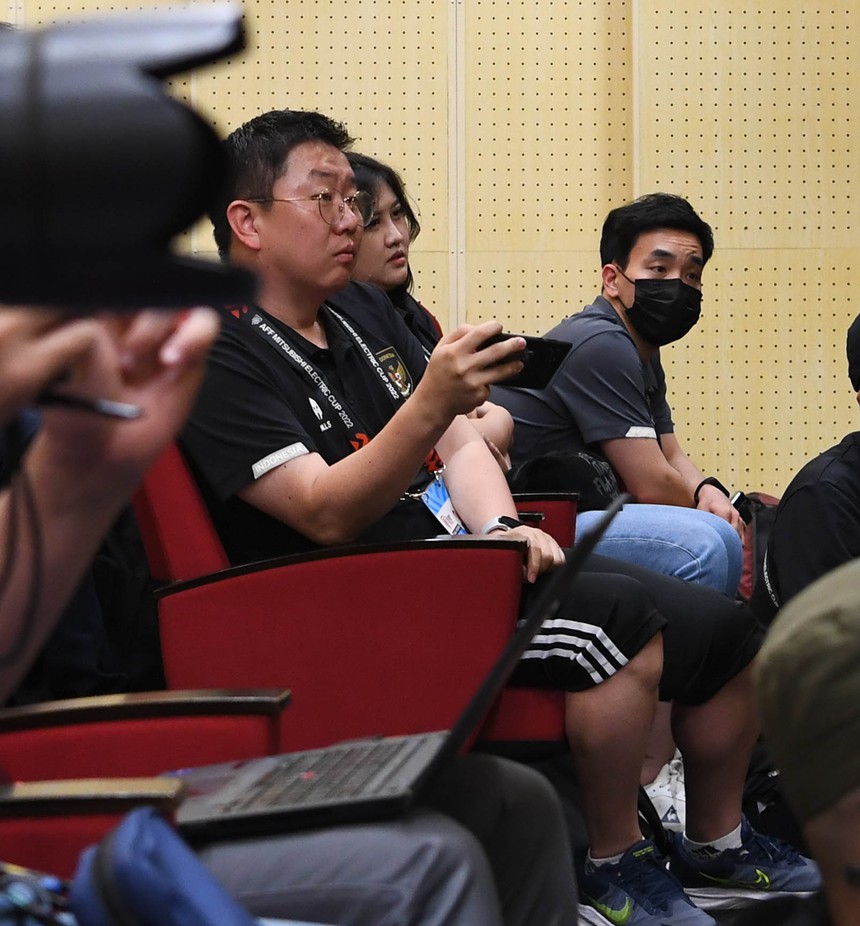 HLV Park Hang-seo dừng họp báo do có người lạ xuất hiện - Ảnh 2.