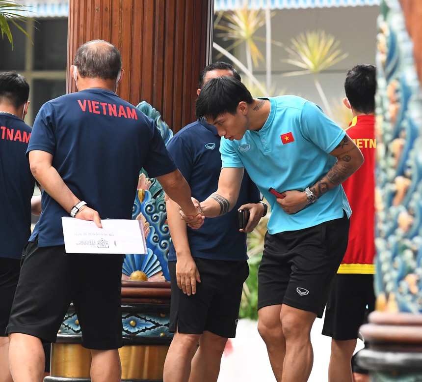 HLV Park Hang-seo hỏi thăm giấc ngủ của cầu thủ ở Indonesia - Ảnh 1. HLV Park Hang-seo hỏi thăm giấc ngủ của cầu thủ ở Indonesia - Ảnh 1.